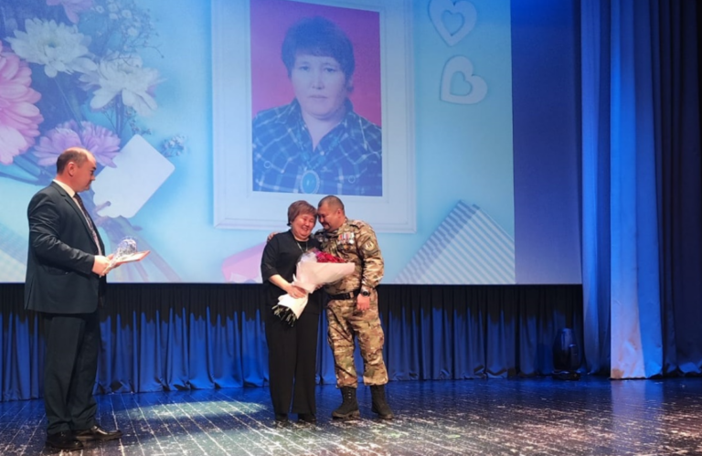    Лучший подарок. Боец СВО тайно приехал в Соль-Илецк, чтобы поздравить маму с праздником Кристина Просвиркина