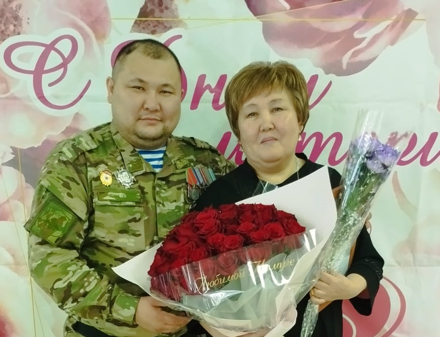    Лучший подарок. Боец СВО тайно приехал в Соль-Илецк, чтобы поздравить маму с праздником Кристина Просвиркина