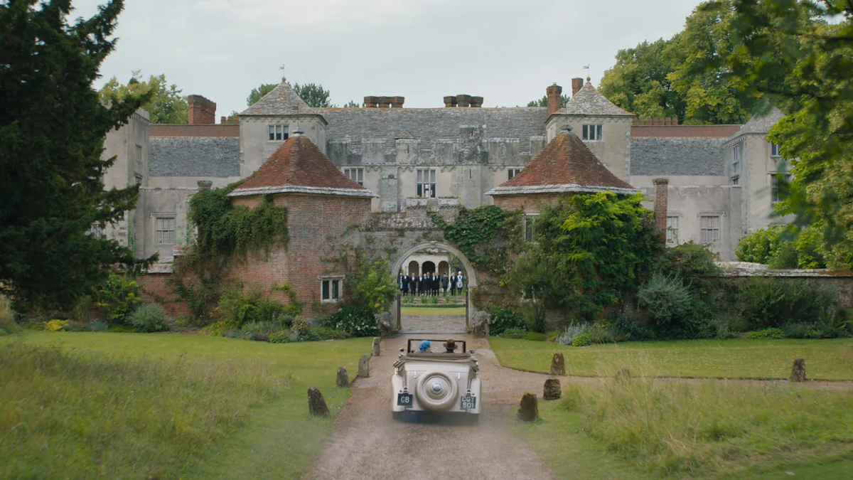 кадр из фильма "Ребекка" 2020 года, режиссёр	Бен Уитли