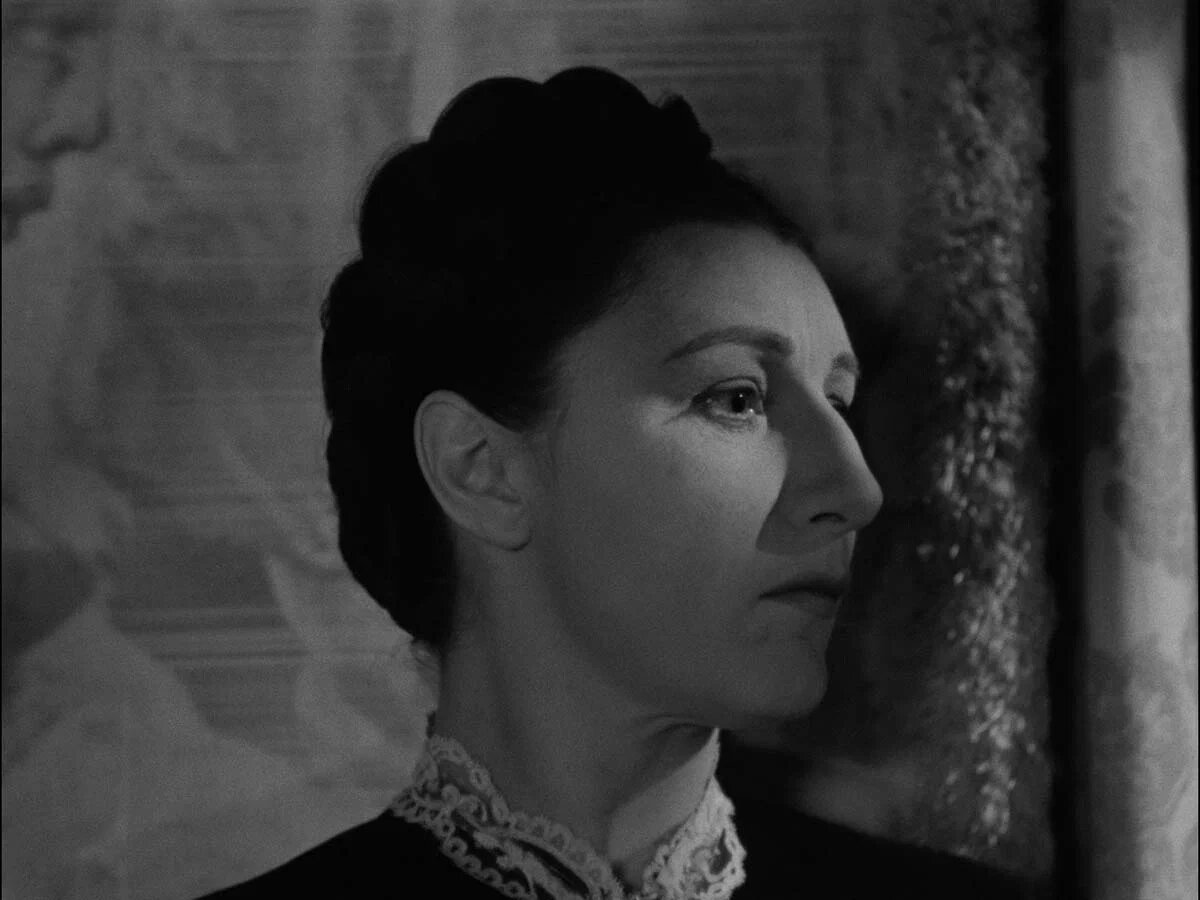 кадр из фильма "Ребекка" 1940 года, режиссёр	Альфред Хичкок