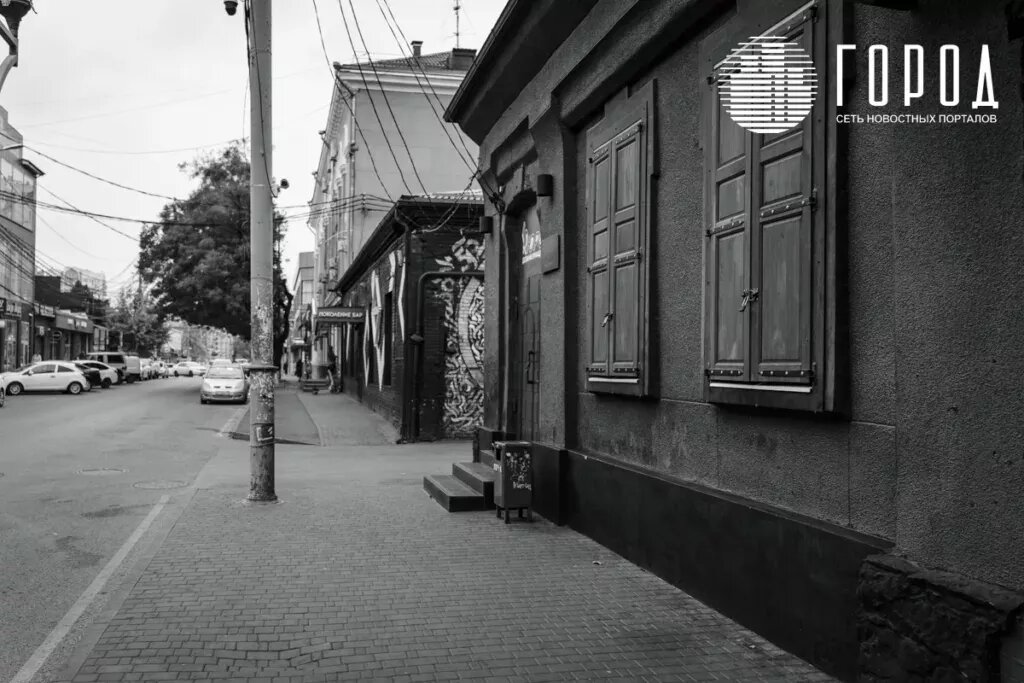 Даже ставни сохранились.