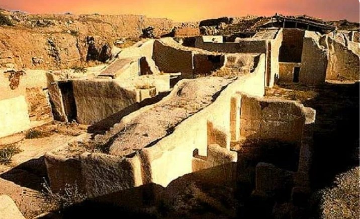 Руины царского дворца . Их возраст - около 4,5 тысяч лет.