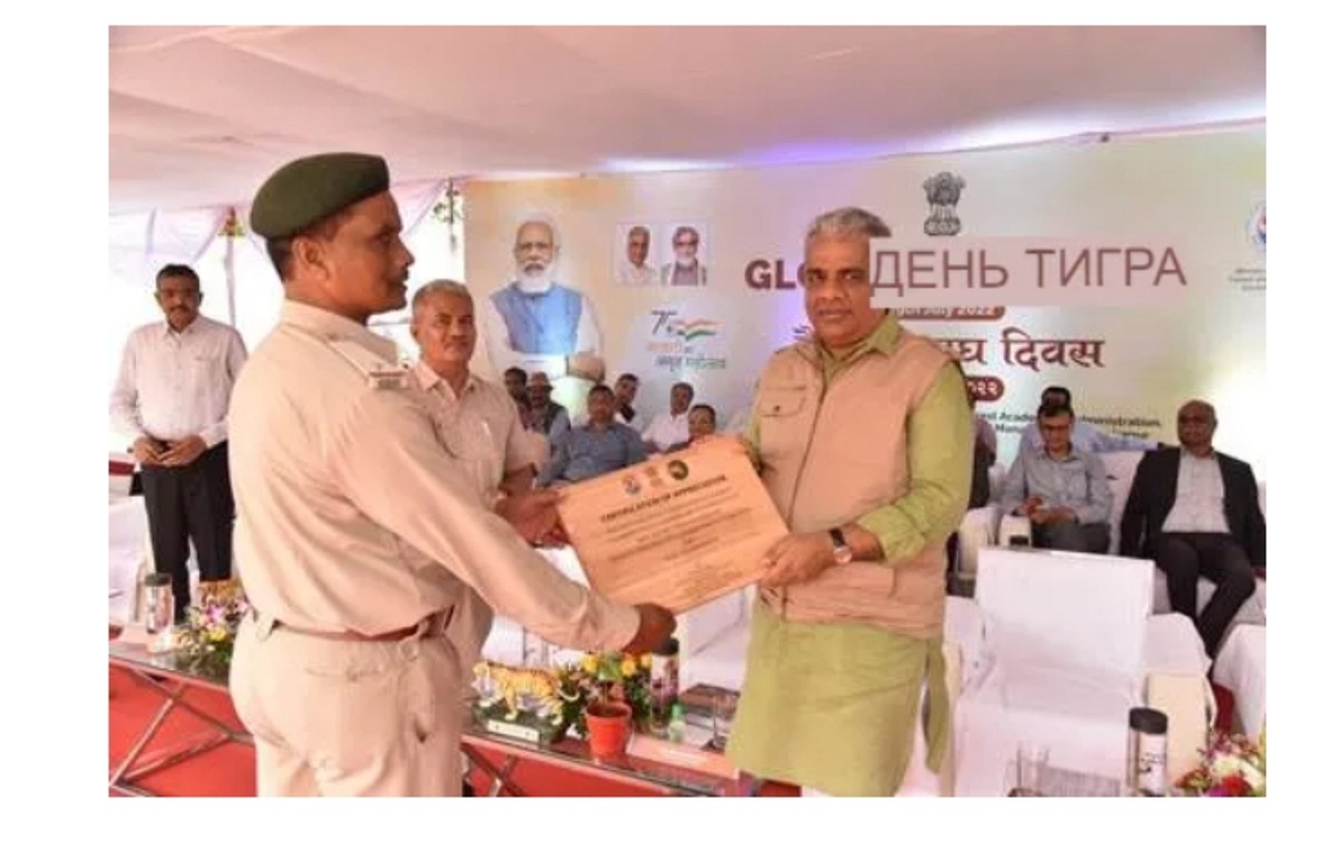     Министр поздравил и наградил ежегодной премией NTCA в размере 100 000 рупий каждого из двух лесников, двух лесничих и двух наблюдателей/помощников по охране/охотников за тиграми в знак признания их выдающихся достижений в области сохранения тигров — pib.gov.in