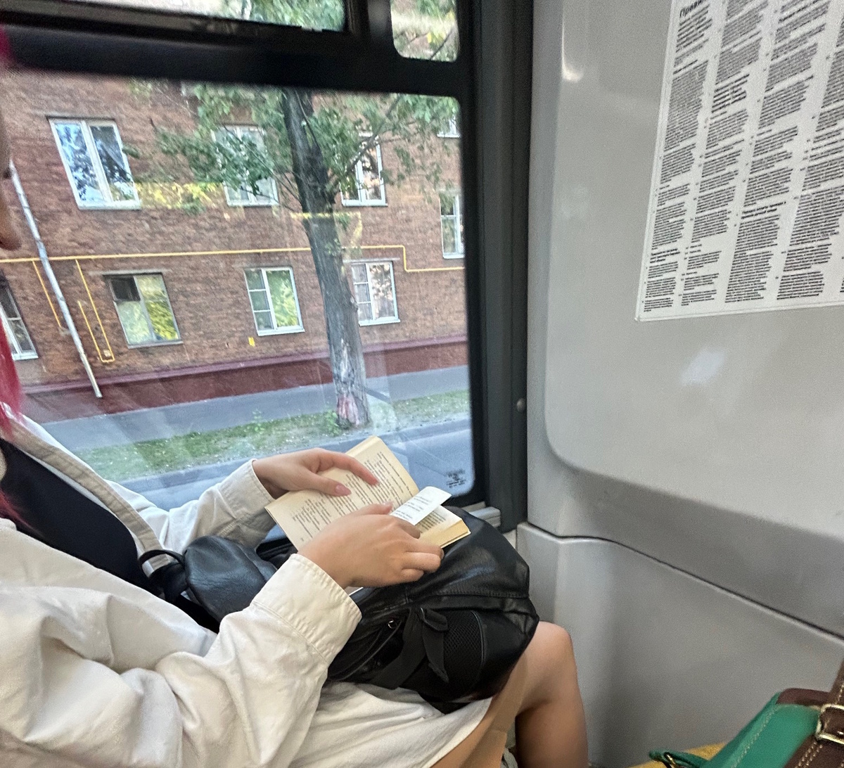 Фото автора статьи. Книгу читала девушка с розовыми волосами, веселая нынче мода на разноцветные волосы.