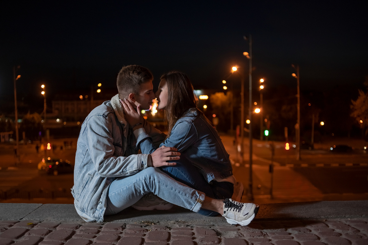 Источник фото: https://ru.freepik.com/premium-photo/guy-girl-are-kissing-against-backdrop-evening-city-lanterns_26082831.htm