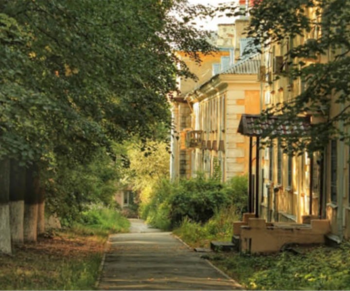 Территория любого города состоит из культурных и социальных слоев, разрушая которые мы стираем свою память. 

При проектировании жилья девелоперы смотрят в будущее и уделяют много внимания новым технологиям. При этом забывают оглянуться назад к корням и истокам.

Проект «Караваиха. От уникальности места к архитектурному осмыслению» наше проектное бюро реализовало совместно с Институтом Урбанистики. Целью работы было:

🔸 выявление уникальности культурного ландшафта, его культурных кодов и сценариев
🔸 создание архитектурного видения развития территории в будущем
🔸 привлечение экспертного сообщества к осмыслению проблем 

Преобразование бывшего рабочего поселка и создание мастер-плана на основе социокультурных исследований – это возможность подойти к вопросам развития города не через стирание предыдущих социальных и культурных слоев, а через органичное прорастание на их основе будущих изменений: социальных, культурных, экономических.

Результаты исследований были использованы в проектировании:

1. Сформированы улицы, ориентированные на комфорт пешехода и насыщенные всей необходимой для здорового образа жизни инфраструктурой 

2. Сохранена существующая планировочная структура и ценные зеленые насаждения района  

3. Создано пространство малоэтажной и среднеэтажной застройки

4. Новые объекты контекстуально и гармонично согласованы по масштабу с существующими архитектурными ансамблями.

5. Переосмыслен серый гаражный пояс территории, исходя из современных запросов и экономического целесообразности.

6. Сформированы современные форматы жилья разного типа для различных социальных групп.

Разработанный мастер-план являет собой компромисс между запросами жителей на изменения территории и интересами потенциального инвестора с точки зрения рентабельности возможных преобразований. В нем максимально проявлен исторический, культурный и архитектурно-ландшафтный потенциал места. Согласно предлагаемой концепции, под реновацию попадают дома, признанные ветхими и аварийными, новая же застройка 2-9 этажная максимально деликатна по отношению к существующему контексту. 

Самое главное: предлагаемые изменения делают микрорайон современным, но не лишают его уникальной самобытности.