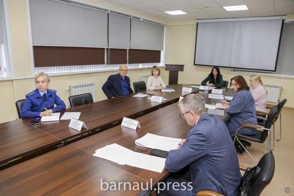    Заседание межведомственной рабочей группы по регулированию выплаты заработной платы. Источник: barnaul.org