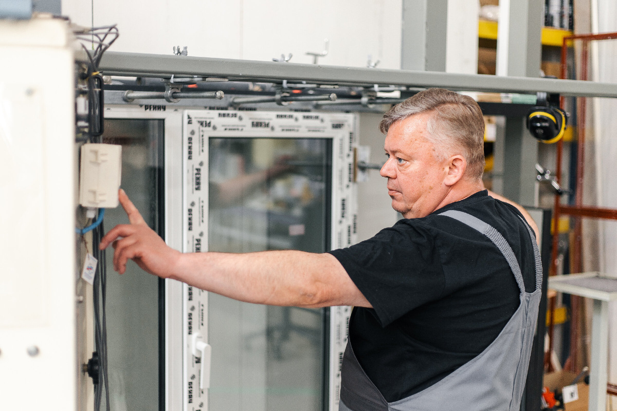 Оконный специалист Технического центра РЕХАУ. ООО РЕХАУ https://dzen.ru/a/ZigL9NUodkuHhXKZ 