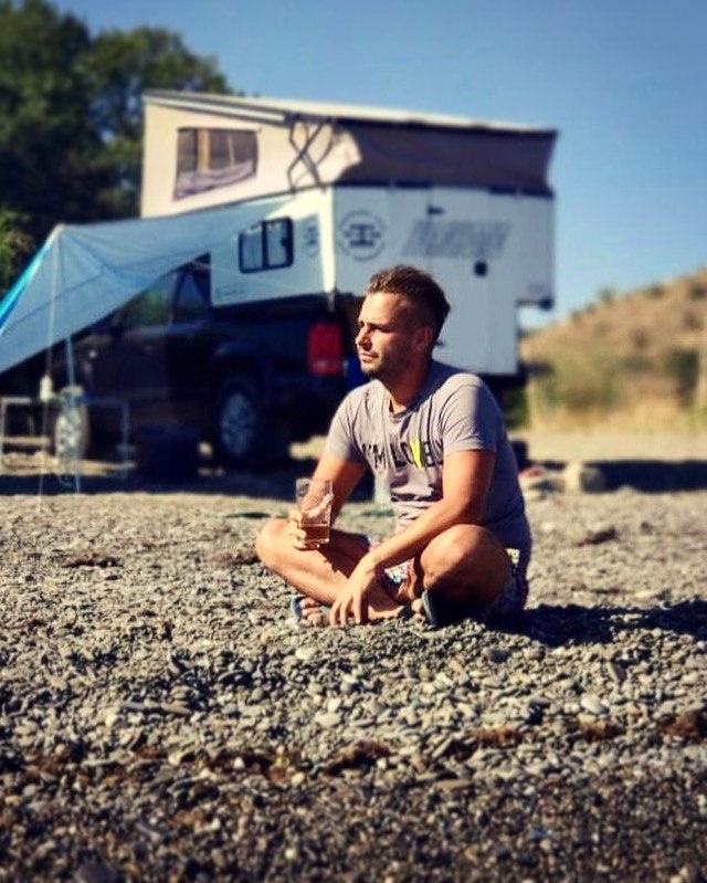 это Я, наслаждаюсь прохладным пивом на "крыльце" своего первого автодома 