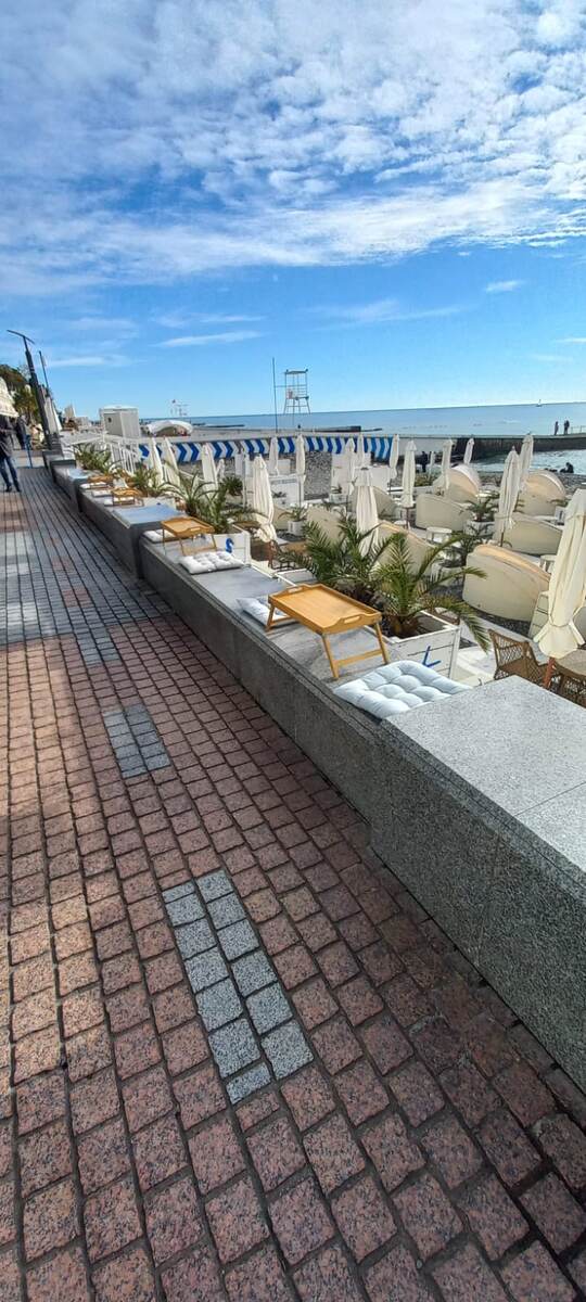 Можно присесть на подушку и на столик вам все вынесут.