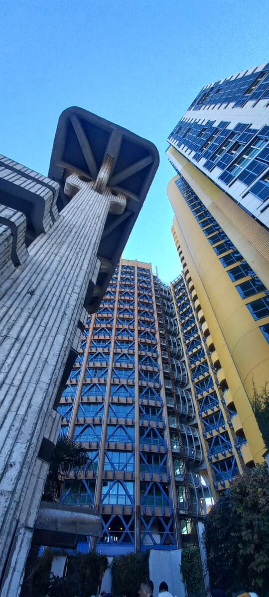 Канатная дорога в окружении новых зданий.