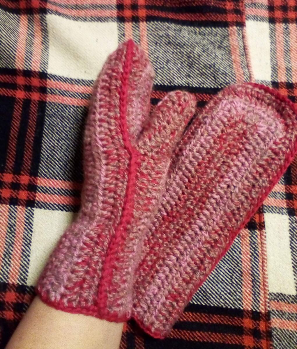 Чудики мои - варежки-валенки, теплущие, но толстоватые. Неудобные получились. Из того, что было, вязала. 2019г. Всё ещё есть, но не ношу. 