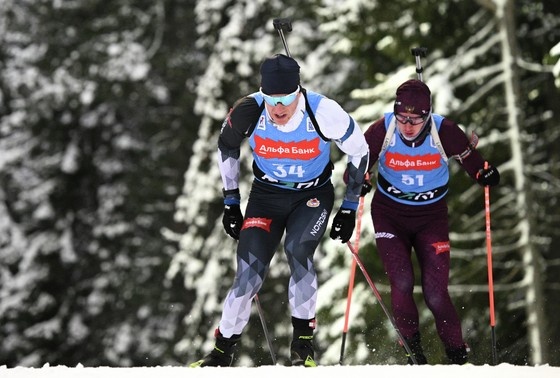    Эдуард Латыпов (слева) и Леонид Кульгускин на дистанции спринтерской гонки Кубка Содружества по биатлону на 10 км среди мужчин в Ханты-Мансийске