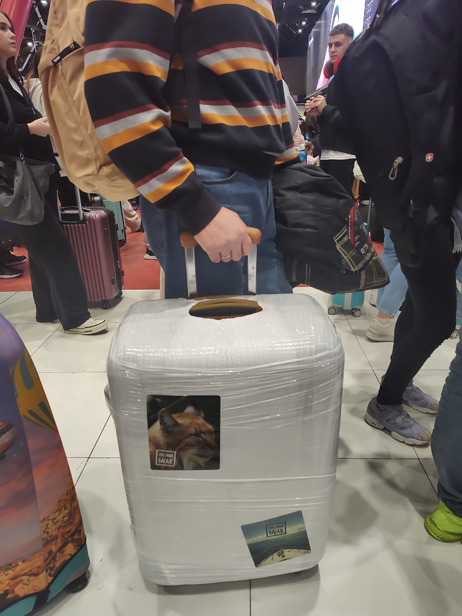 После упаковки. Даже картинки наклеили, чтобы мы потом свой родной чемодан узнали. Примерно 1800 руб. это "удовольствие" стоит.