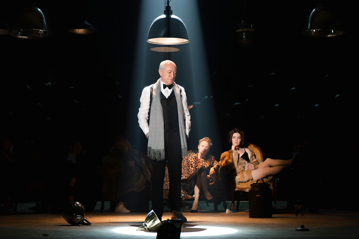    Сцена из спектакля «Мертвые души», в центре артист Владимир Лемешонок