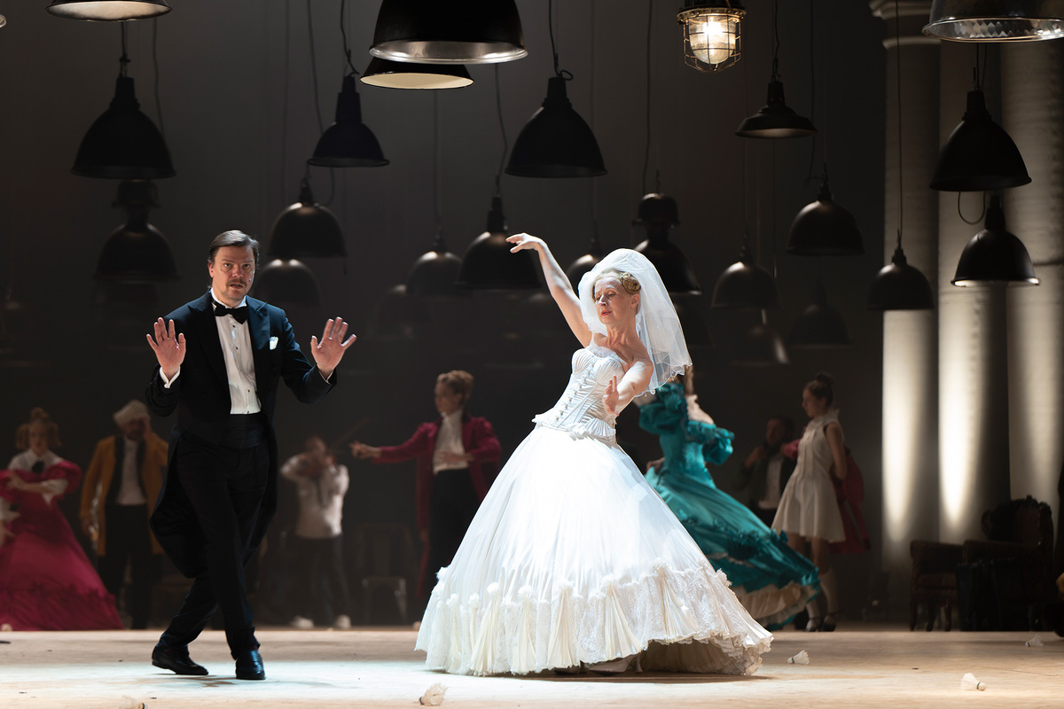    Сцена из спектакля «Мертвые души», артисты – Андрей Яковлев и Виктория Левченко