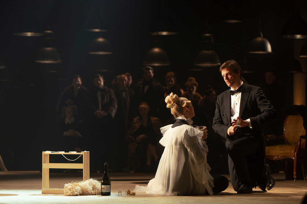    Сцена из спектакля «Мертвые души», артисты – Ирина Кривонос и Андрей Яковлев