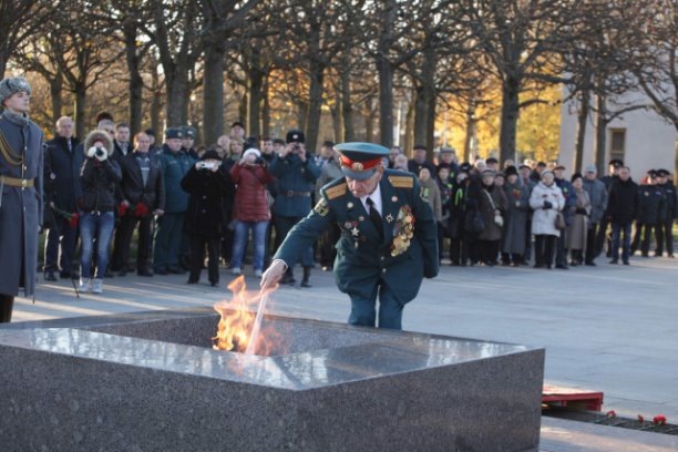 Зажжение Вечного огня на Пискарёвском мемориальном кладбище. Фото: Администрация Санкт-Петербурга, https://vk.cc/cF7If7