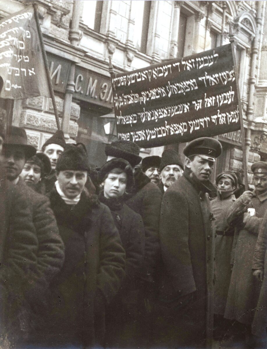 1905 год - "Бойцы" Первой Русской русской революции. А "Русской" ли? На лозунги смотрите. Из открытых источников сети интернет.