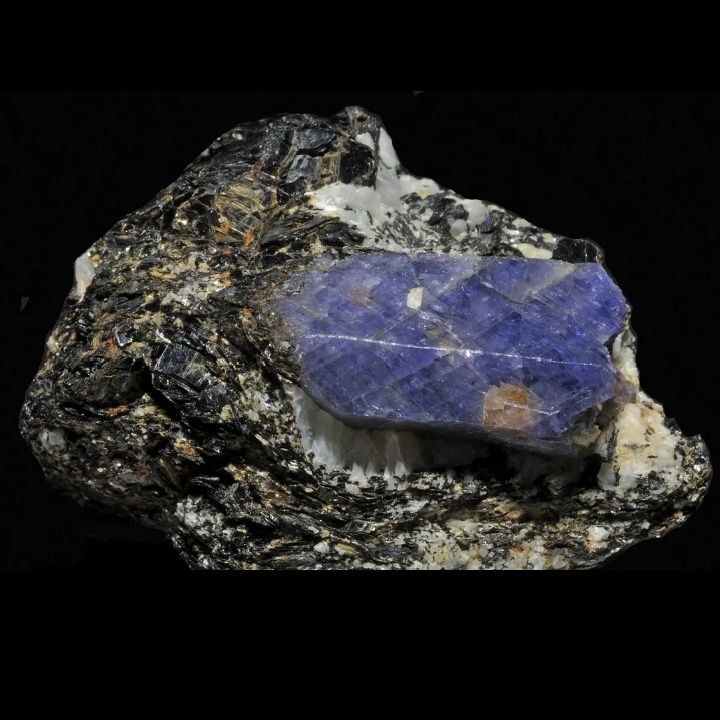 Сапфир в горной породе.