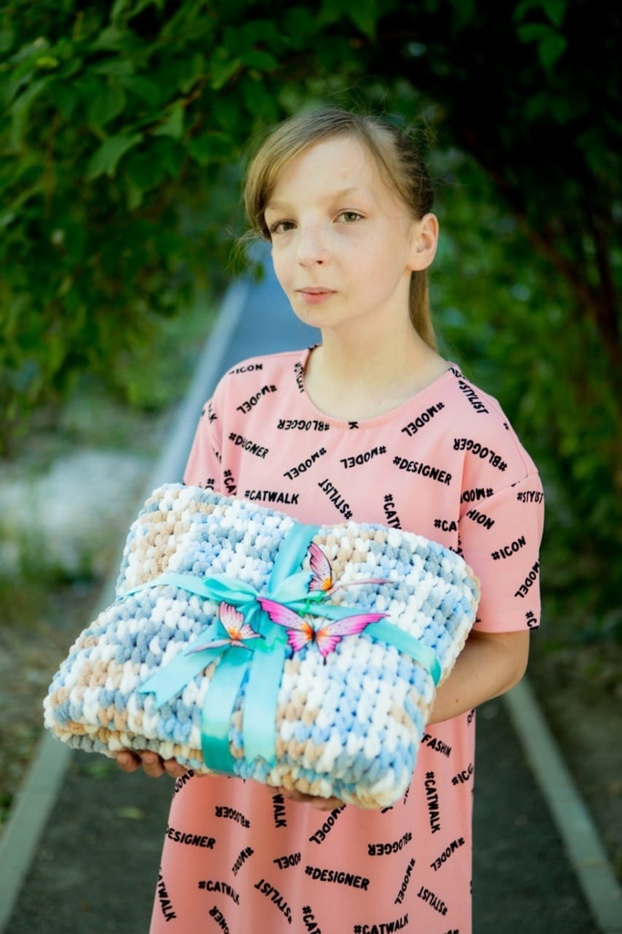 Ира вяжет с 10 лет. Пледы выполняются без спиц и крючка - просто пальцами