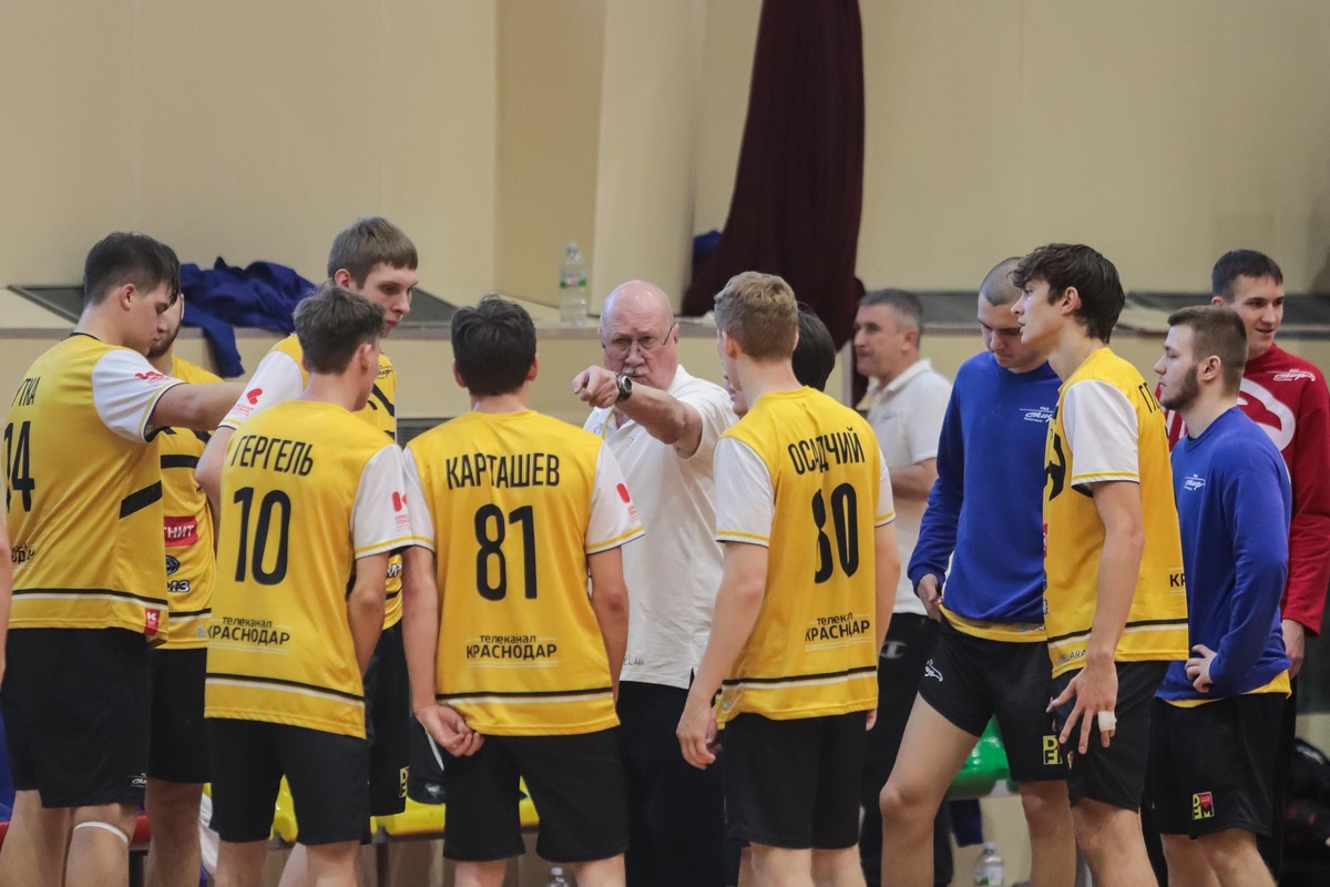 Александр Фролов со своей командой. Фото: Антон Щербаков