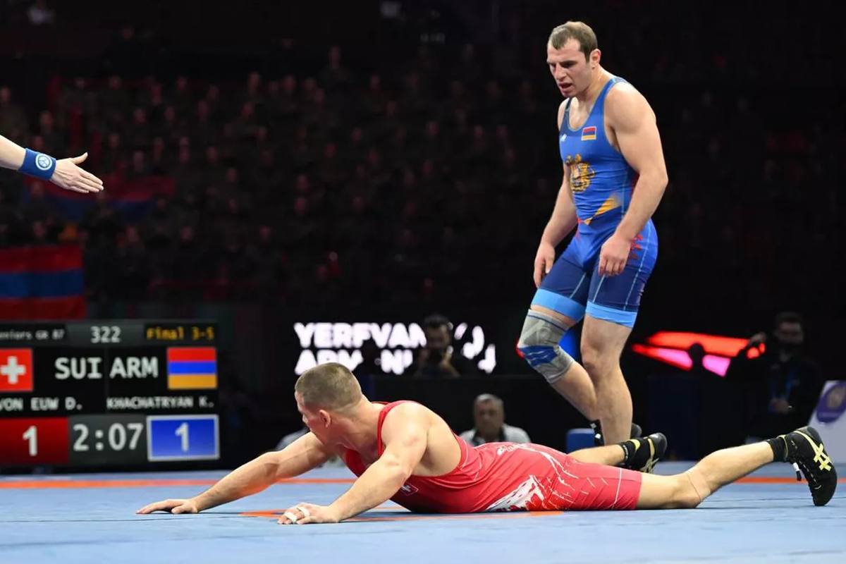 Карен Хачатрян в борьбе с Дэмиеном Вон Ю из Швейцарии на ЧМ по борьбе среди военнослужащих (22 ноября 2024). Еревaн
© Sputnik