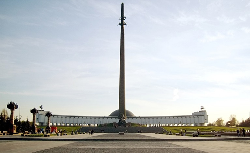 Общий вид мемориального комплекса Победы на Поклонной горе в Москве. В центре - Главный Монумент высотой 141,8 м. Фото из открытых источников Интернета

