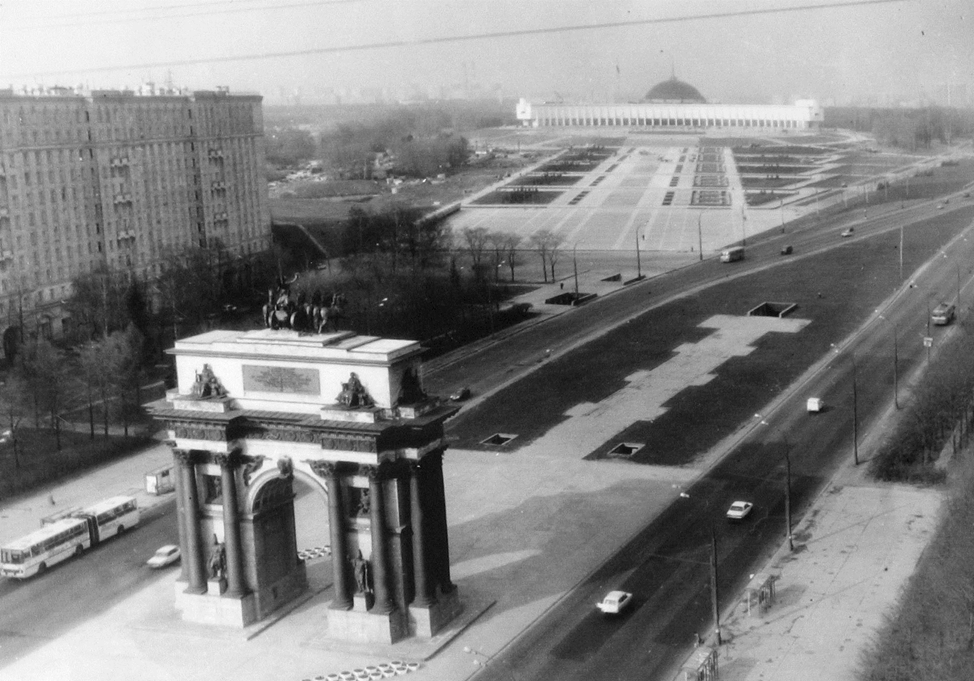 Начало 90-х годов 20 века. Поклонная гора в Москве. Пока построено только здание Центрального музея Великой Отечественной войны. Монумент отсутствует.
Из личного архива автора
