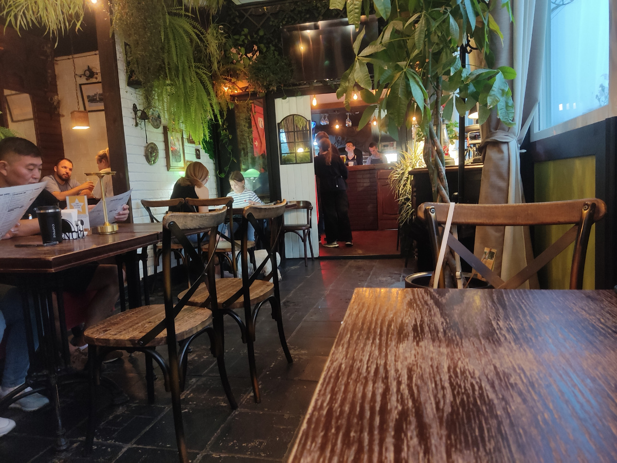 Зал кафе "Мясоеъед" (фото - Гузов Евгений, 2024 г.) 