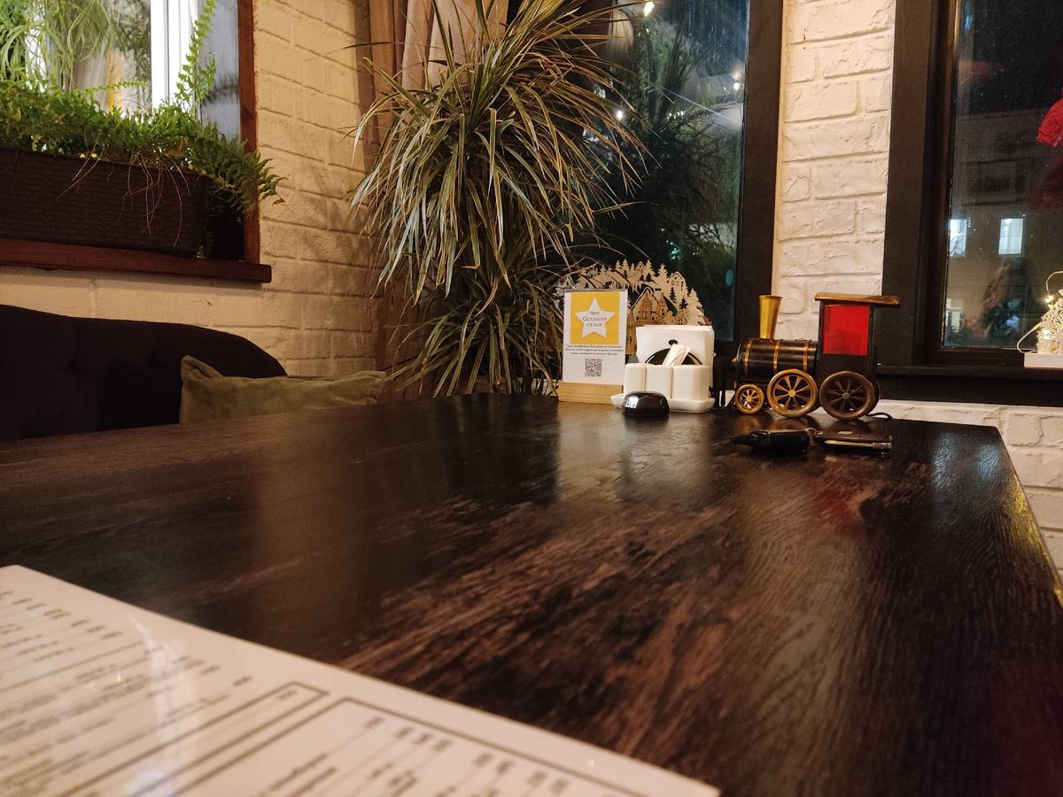 Гриль-бар "Мясоедъ", зал (фото - Гузов Евгений, 2024 г.)