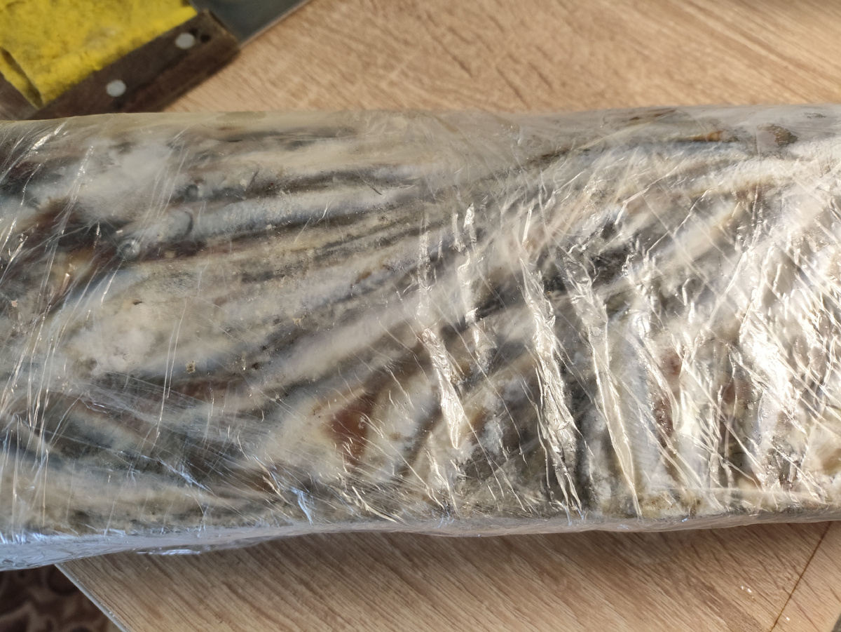 Довольно крупная рыбка попалась в брикете