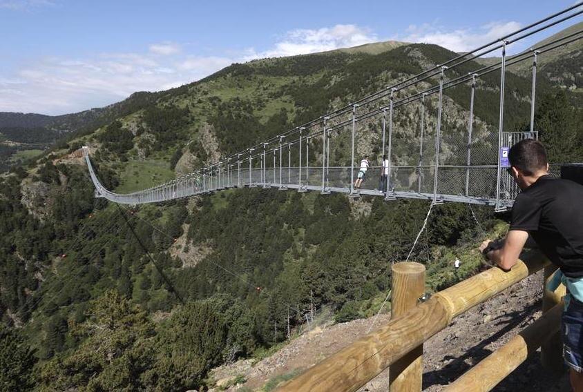 Подвесной мост, открыли два года назад, теперь посредине повесили тарзанку.