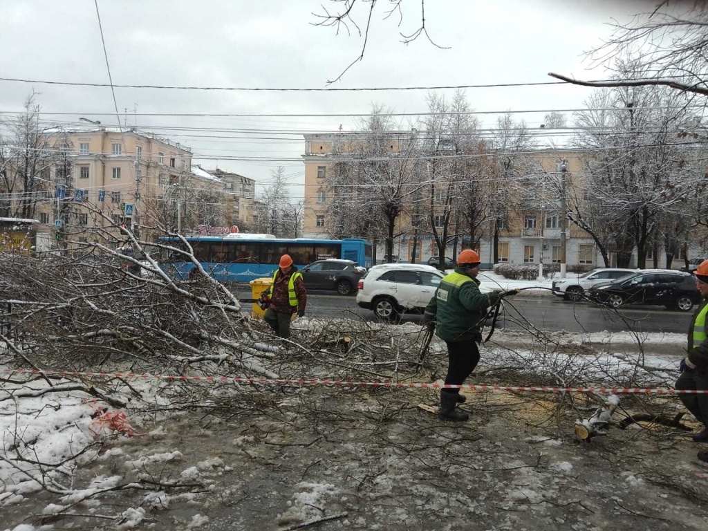 В Твери продолжается расчистка и обработка улично-дорожной сети