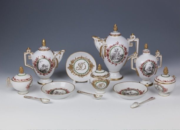 Чайно-кофейный сервиз с аллегорическими изображениями, монограммой TD (Томас Димсдейл) на владельческих предметах. Россия, Санкт-Петербург, около 1768 г. Фото: Государственный Эрмитаж, https://vk.cc/cxZeHd
