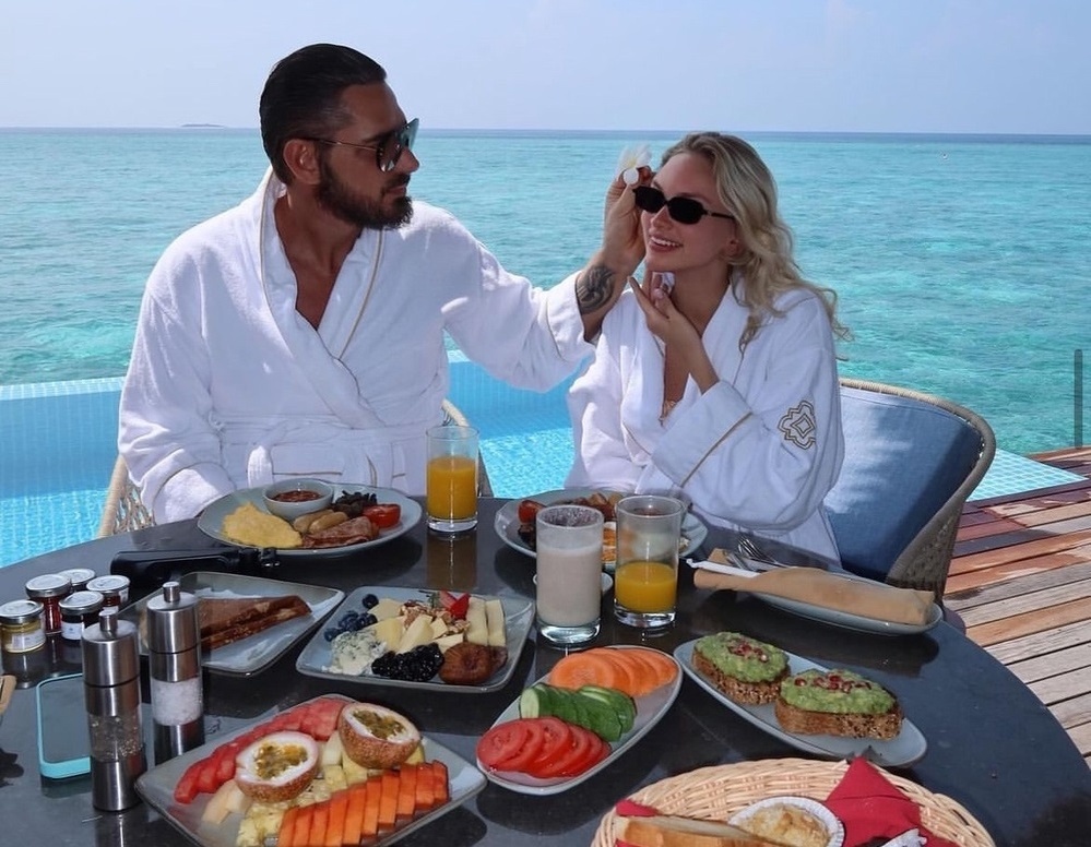 Курбан очень нежно относится к Валерии. Фото: социальные сети.