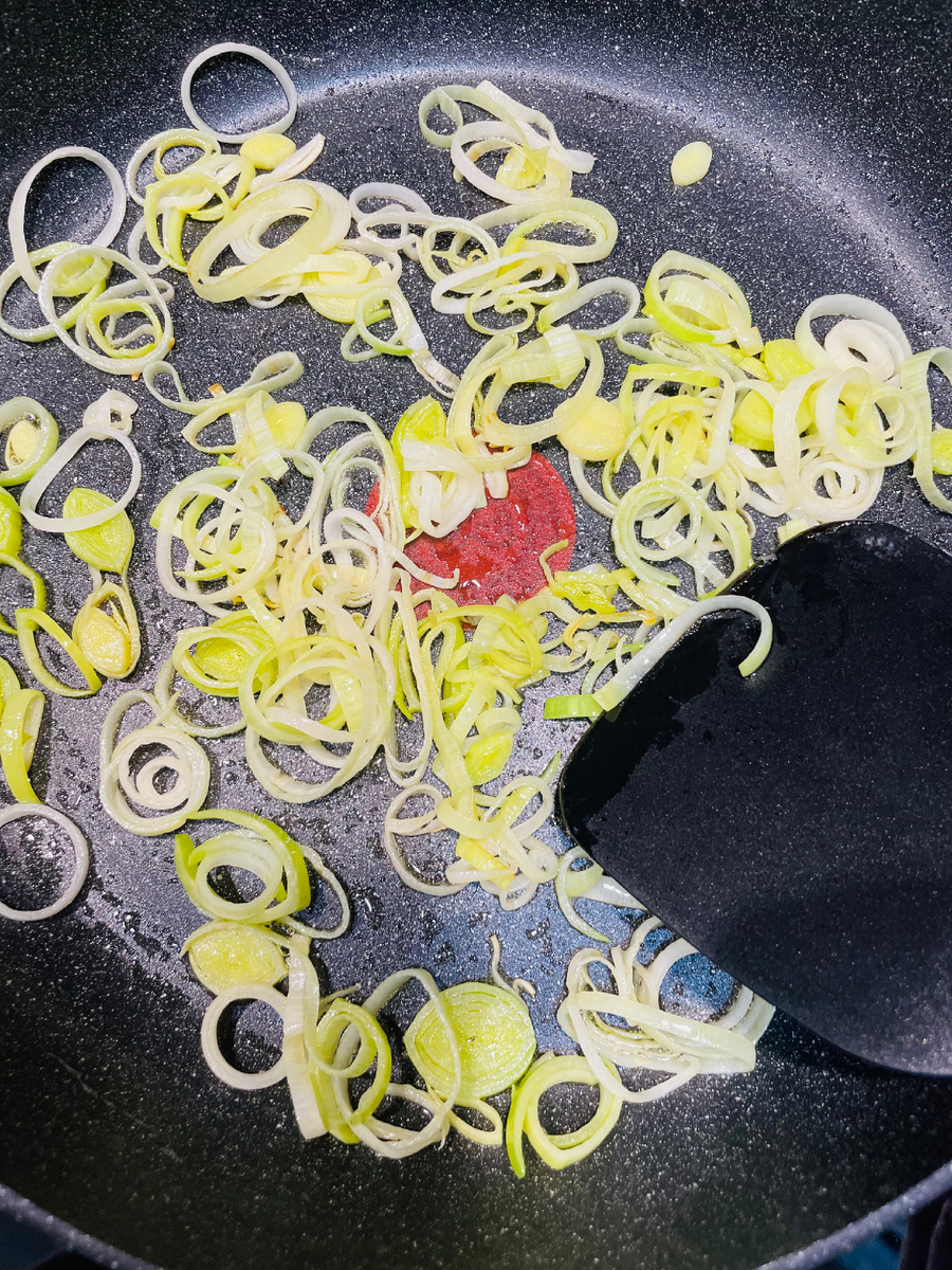 Пассеруем лук-порей на сливочном масле