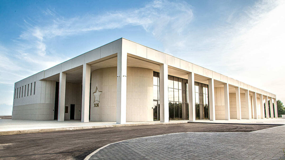 Музей Зои Космодемьянской, фасад выполнен из стеклофибробетона.