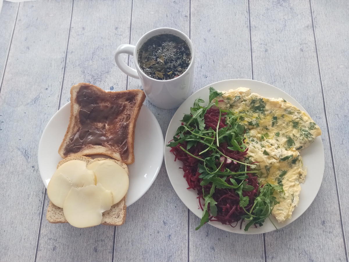 Завтрак. Омлет с творогом, салат из свёклы с брынзой, бутерброды с маслом и сыром, чай.