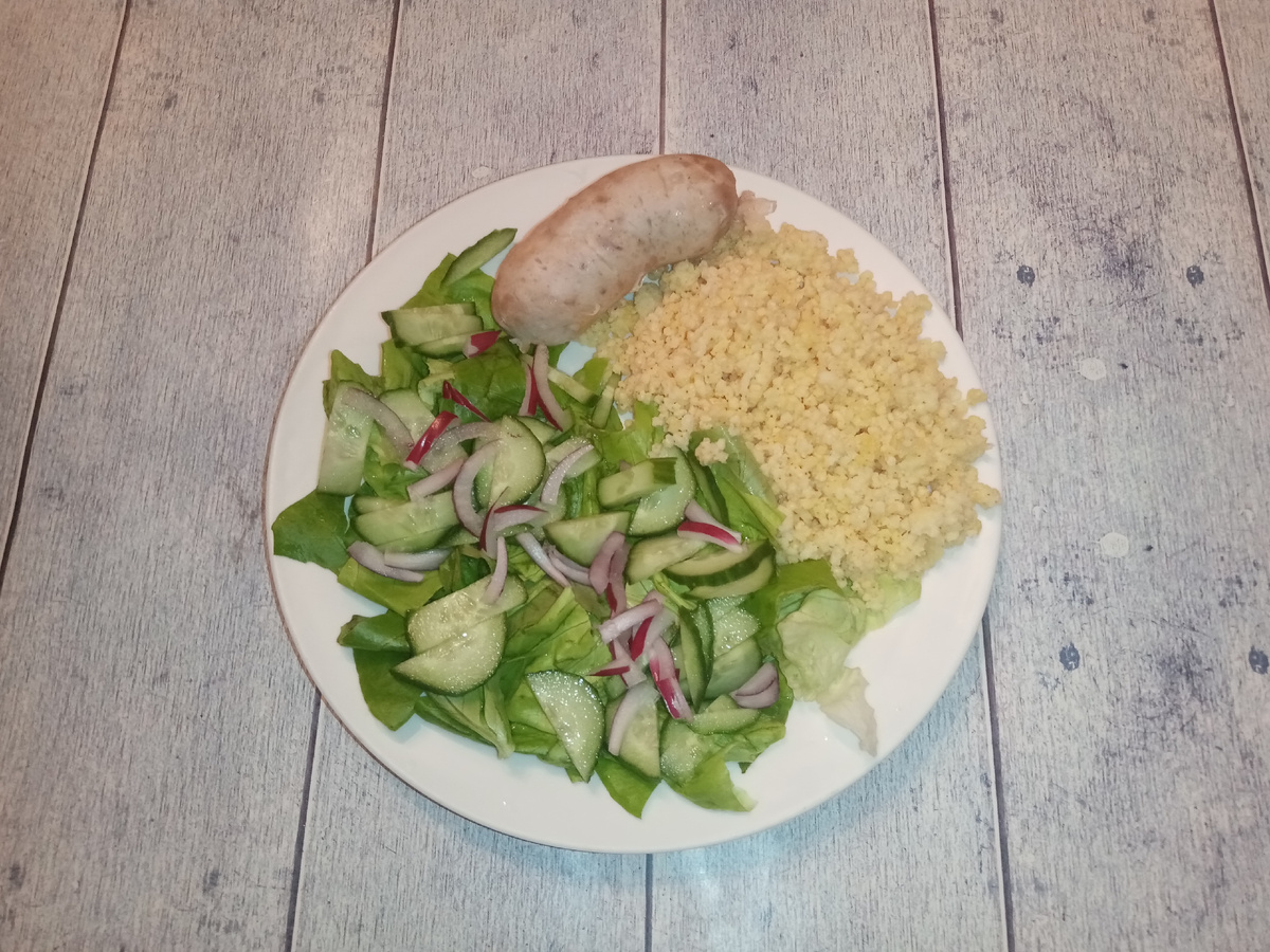 Обед. Пшено, салат и колбаса куриная.