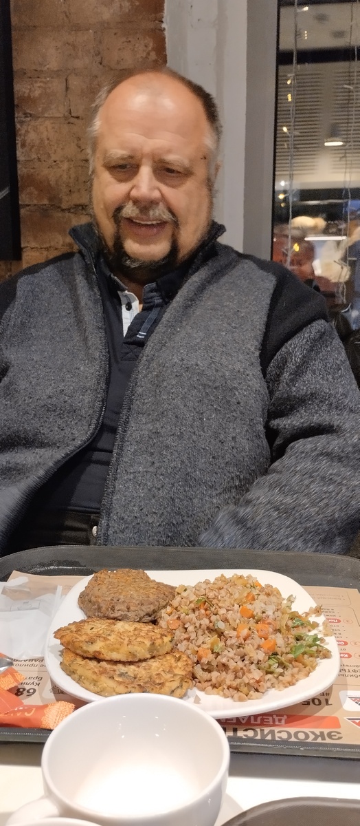 Муж и его ужин. Гречка, печёночная и кабачковые оладьи.