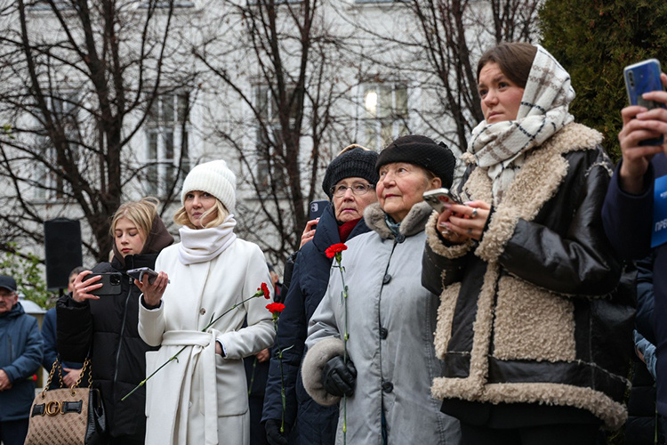    На вопрос корреспондента «БИЗНЕС Online», знают ли они героя собрания, императора Александра I, студенты после некоторой заминки коротко ответили: «Знаем».   
Фото: Андрей Титов