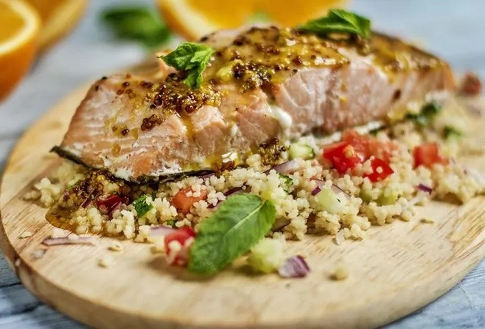 Семга в апельсиновом соусе с табуле из кус-куса