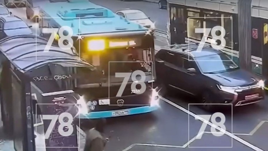    ДТП на Садовой улице, где автобус разбил остановку. Петербург, ноябрь 2024 года. Автор фото: 78.ru