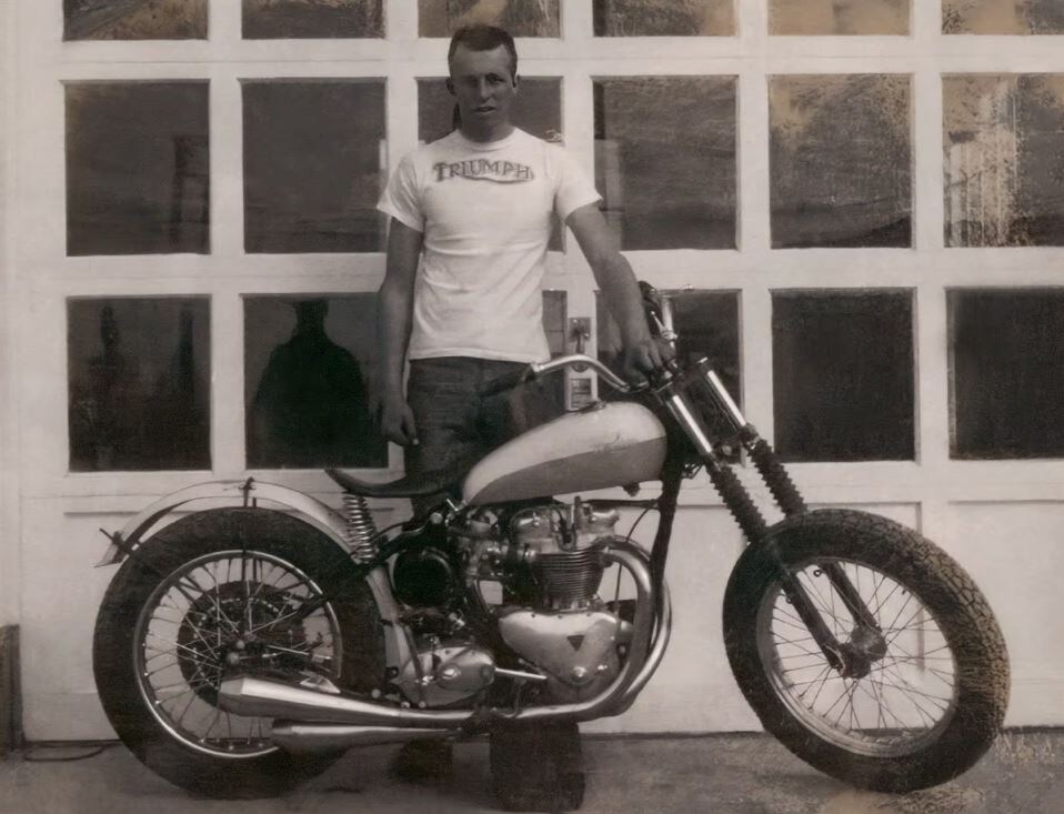 Evel Knievel в 20 лет со своим мотоциклом