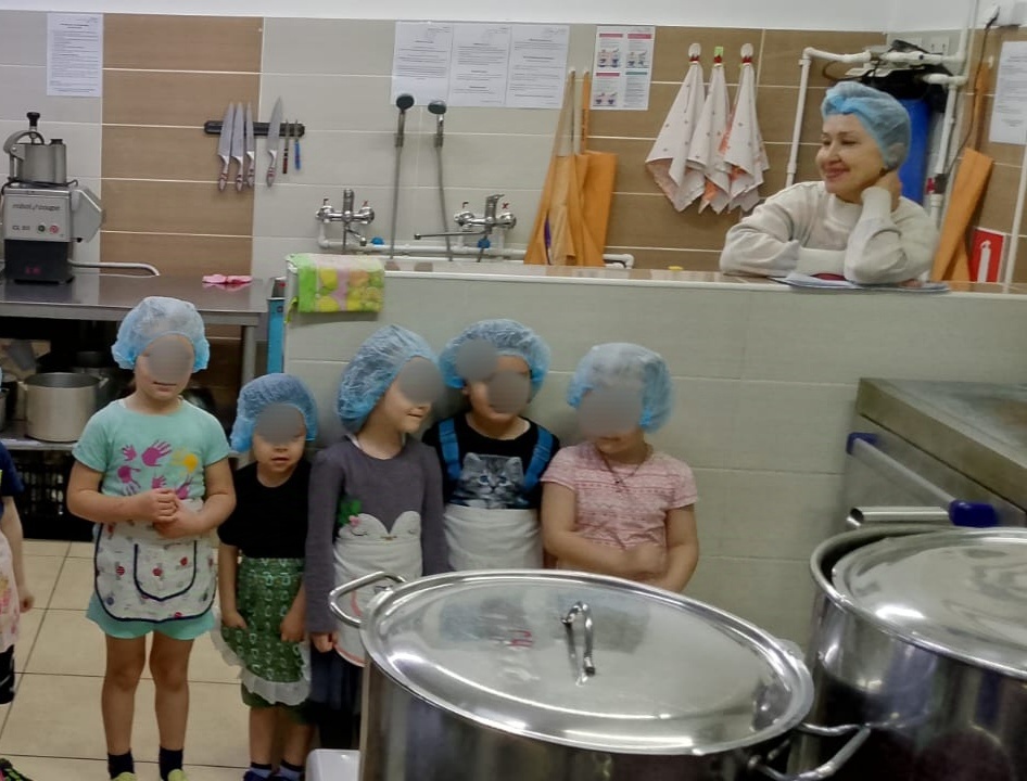 Дети нашего детского сада на экскурсии на пищеблоке
