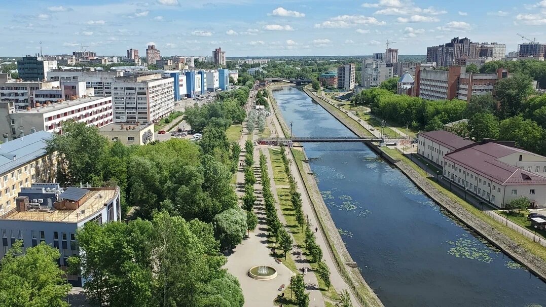 Такой вид на Уводь, мост, набережную и районы Иванова открывается с колеса обозрения. Фото: степан шампаров / Яндекс Карты
