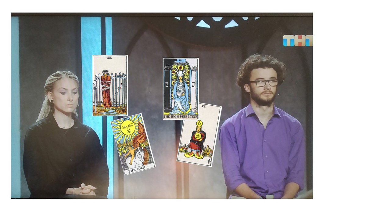 На девушку вышли карты: 8 мечей и Солнце, на парня - Жрица и 4 пентаклей