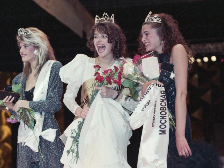 Победительницы конкурса красоты после награждения — Елена Передреева (3-е место), Мария Калинина (1-е место), Оксана Фандера (2-е место)