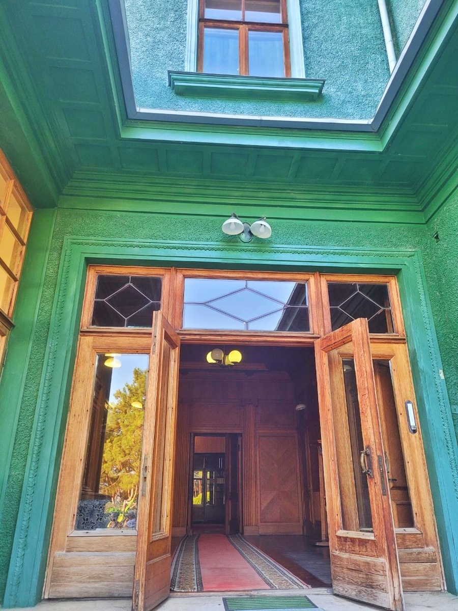 Вход в здание дачи